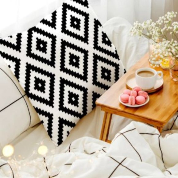 Black & white throw pillow - Picture 2 of 4